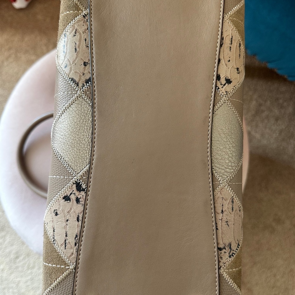 Coach Handbag in Lamb Skin Leather - Picture 10 of 16
